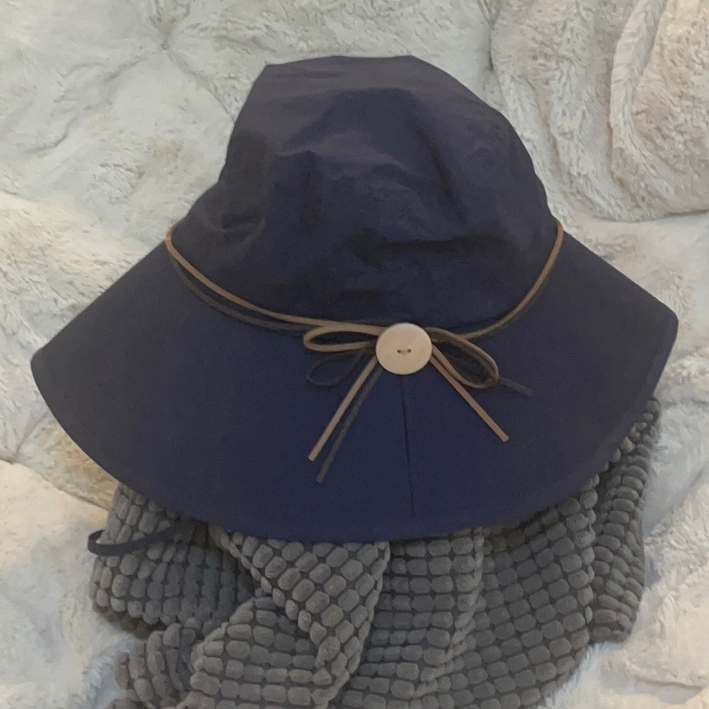 FAN FANCET HAT NWT Q4